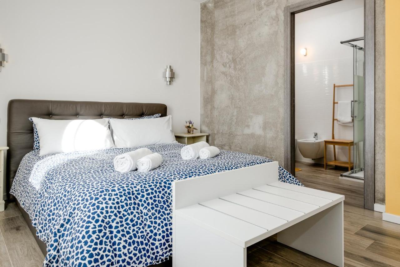 The White Building - Rooms Costermano Ngoại thất bức ảnh